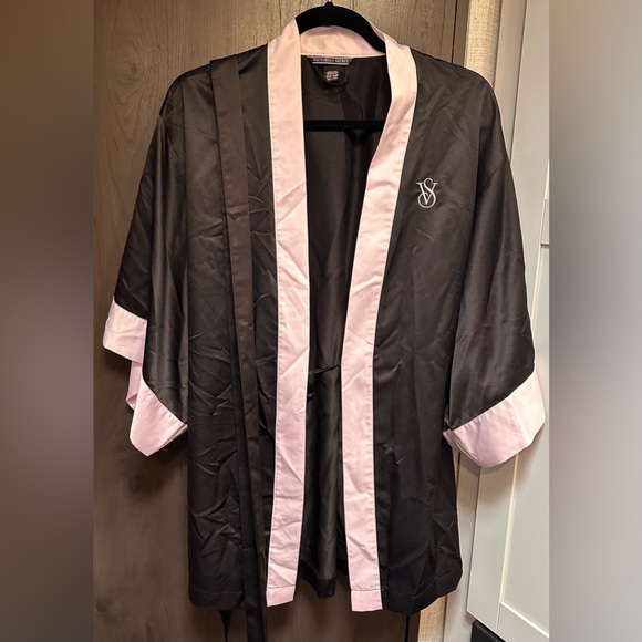 Victoria's Secret kimono robe with a pink lining and trim. One size - Picture 2 of 5
